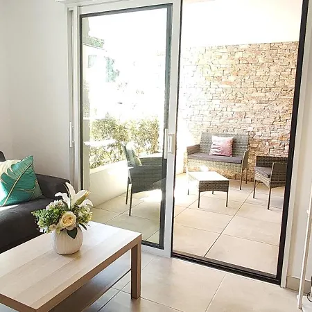 Neuf A 100 M De La - New 100m From شقة *